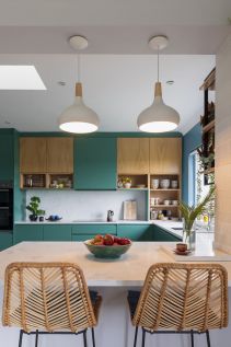 Family-kitchen-breakfast-bar-and-open-plan-kitchen-by-AlenaCDesign