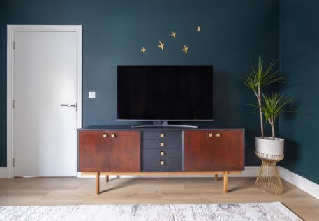 Elegant-moody-Sitting-room-design-by-AlenaCDesign